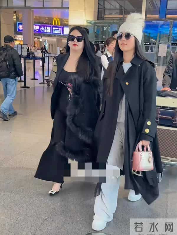 王岳伦一家现身机场，李湘满身肉，气场强大