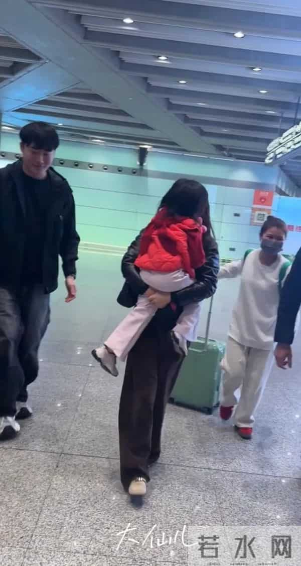 朱珠用全英文采访教翁青雅做人，41岁的她能力强，还是个好妈妈！