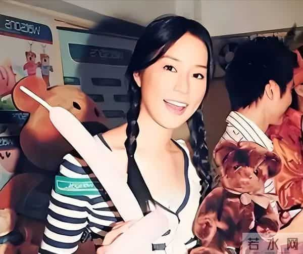 她14岁就长得“倾国倾城”,被富豪花7亿娶回家,8年生下4个娃