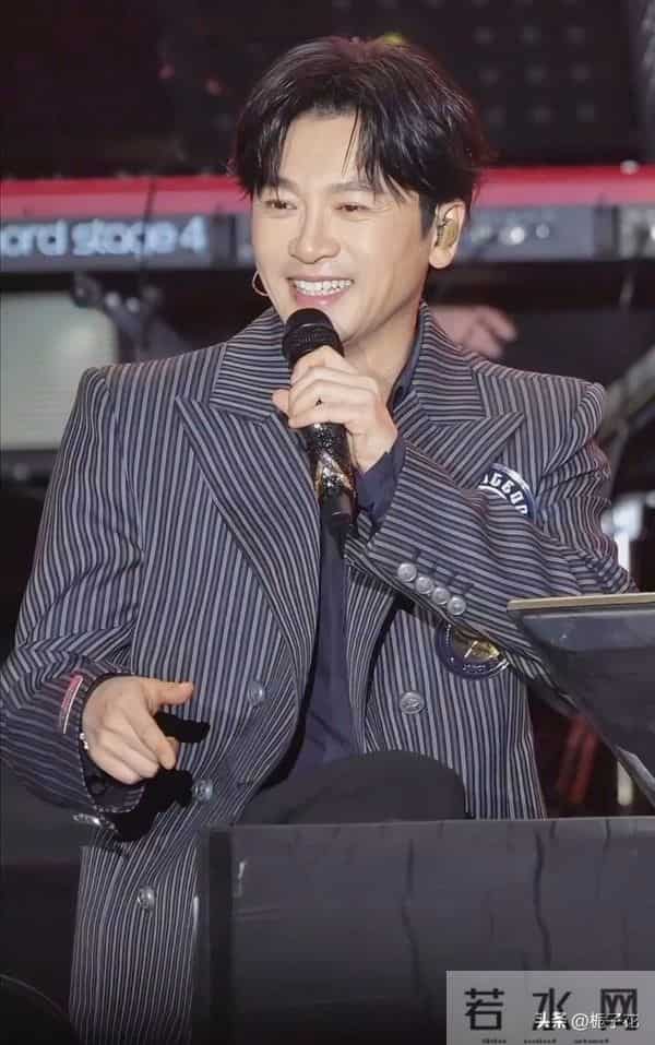 52岁苏有朋线下生图,他的脸变化了好多,下巴尖了,但看着好年轻