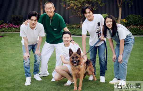 恩爱25年难敌岁月残酷！74岁张艺谋瘦弱如柴，43岁陈婷仍娇美如花