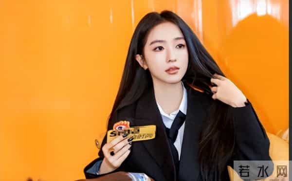 翁青雅业务能力太差，道歉都说不明白，网友：成功让朱珠圈粉无数