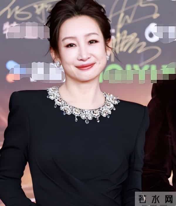 北京这一夜，秦海璐肿了，蒋欣瘦成皮包骨，却被66岁的她惊艳了