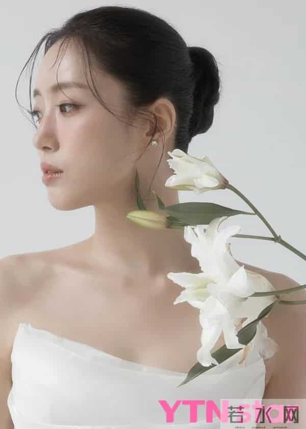 咸恩静金炳佑婚礼，吴尚津担任司仪，婚礼画报公开