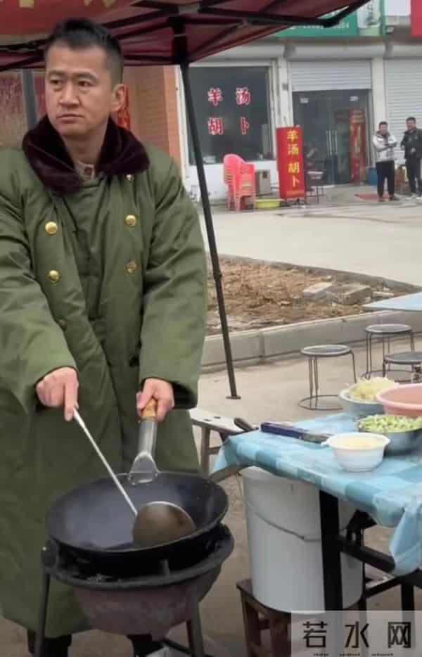有名演员无戏可拍，回老家摆摊卖炒面，张颂文一句话揭开内娱真相