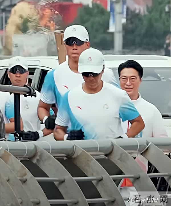 千亿阔太徐子淇老公李家诚当火炬手，她的反应超绝，果真御夫有术