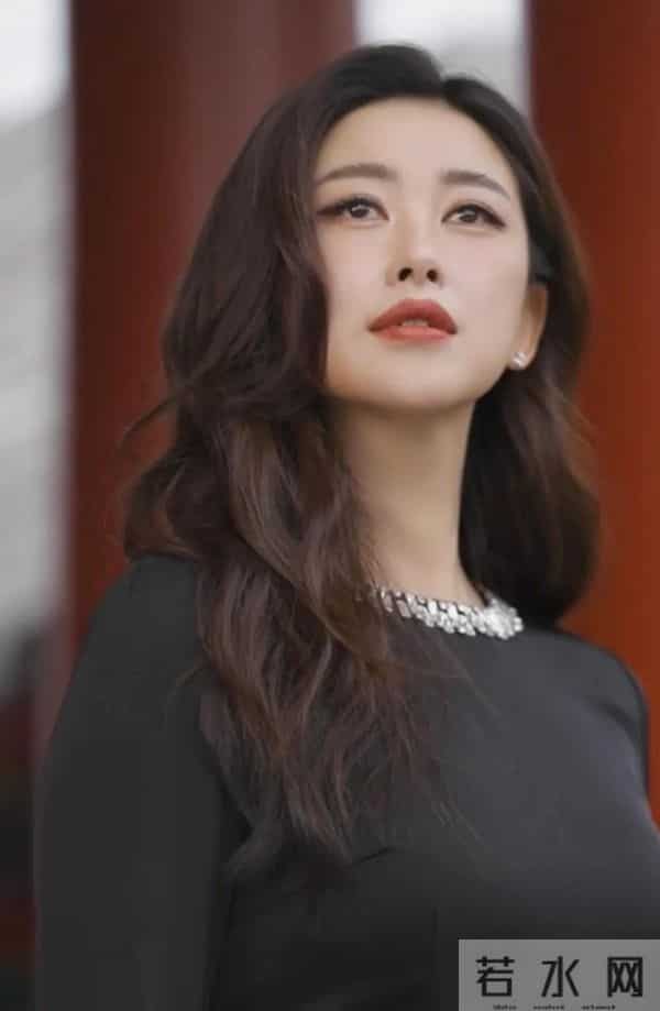 朱珠用全英文采访教翁青雅做人，41岁的她能力强，还是个好妈妈！