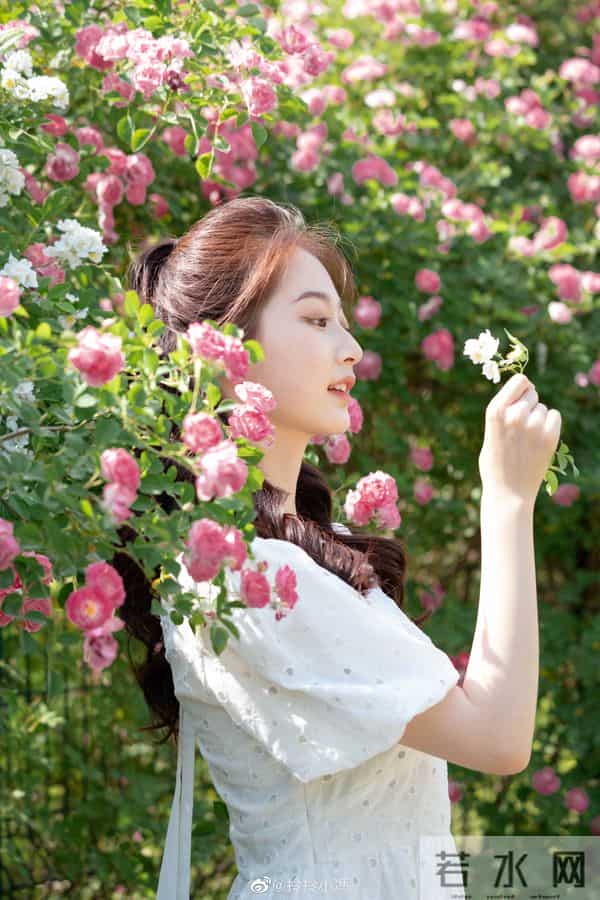 中传校花冯琳当主持人啦！不愧是最美领读员 这颜值不比明星差