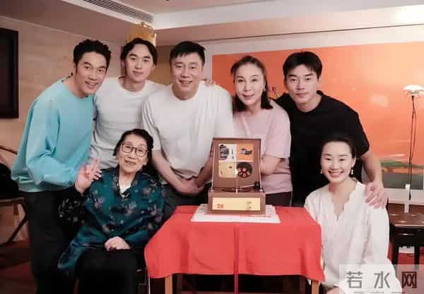 林依轮为大儿子林子濠庆生，55岁比儿子还年轻，87岁母亲已坐轮椅