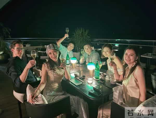 陈赫前妻沙特过39岁生日，许婧和老公漫步秀身材，男方185有胸肌