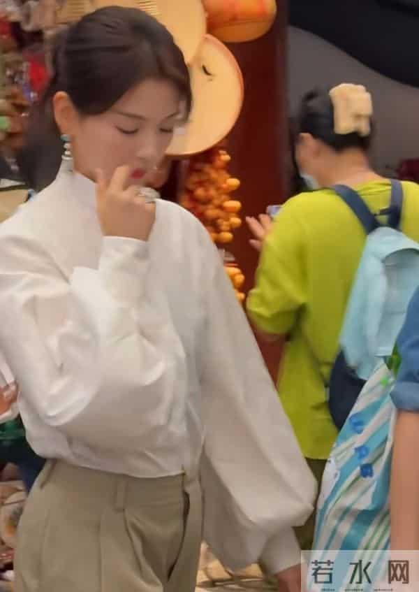 47岁刘涛豫园现身,休闲装配低马尾,气质优雅美得好高级