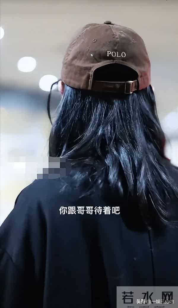 白百何一家回国,大儿子又黑又老,小儿子长相曝光眼小脸大不像她