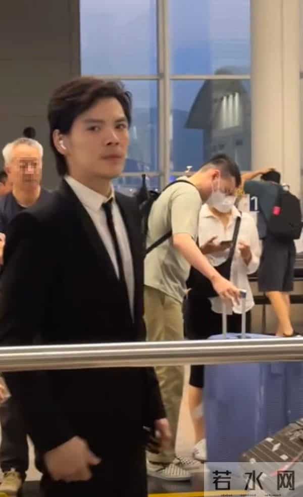 向佐香港机场被偶遇,穿西装留着清爽利落的短发,颜值达到巅峰