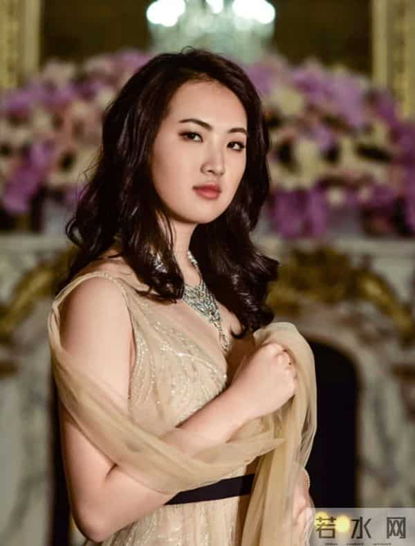 陈可辛吴君如19岁女儿参加巴黎名媛舞会，张艺谋女儿等人也参加过