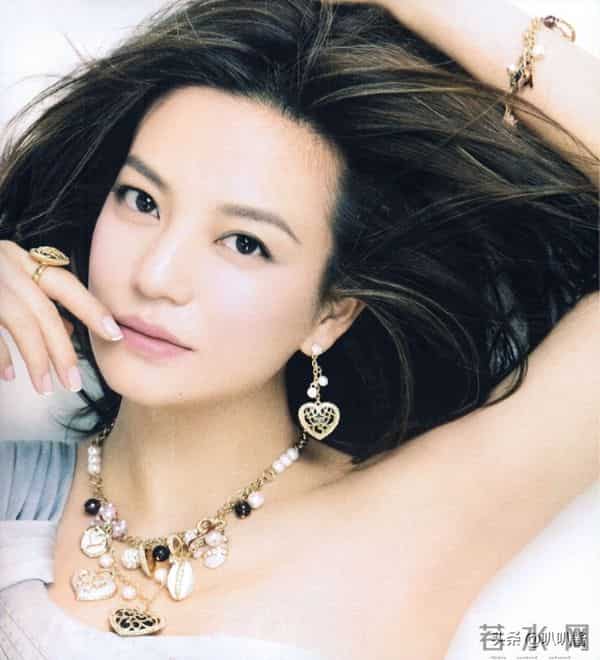 面相又变了!49岁赵薇近照曝光,婚礼上用心打扮,却不是小燕子了