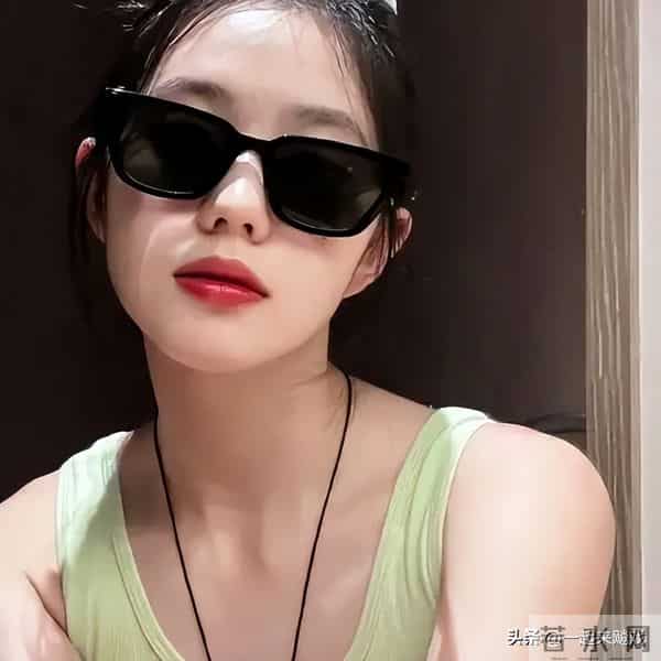 刘浩存绝美性感，气质封神惊艳瞬间