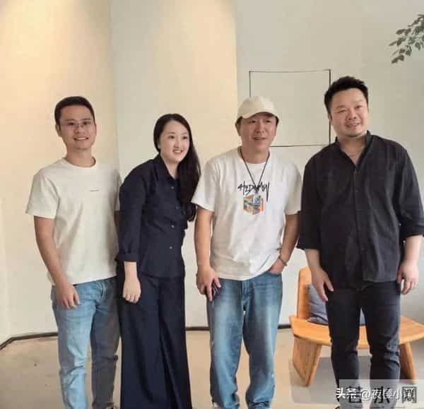 51岁黄渤在广东佛山买家具他穿着一身简单的服装个子看起来挺矮的