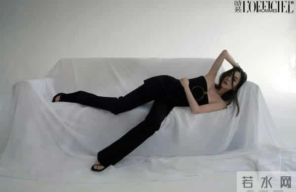 古力娜扎大方展示自己美腿美脚丫，她真没有脚脖子