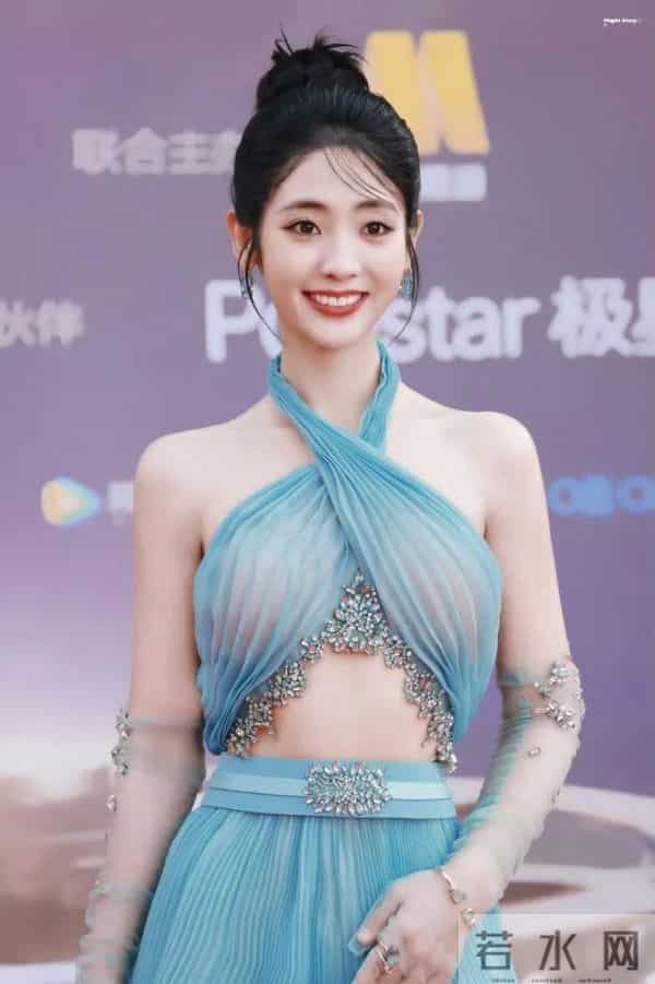 95花邢菲恋情曝光！夜宿男方次日同返，男友竟是青春有你的他？