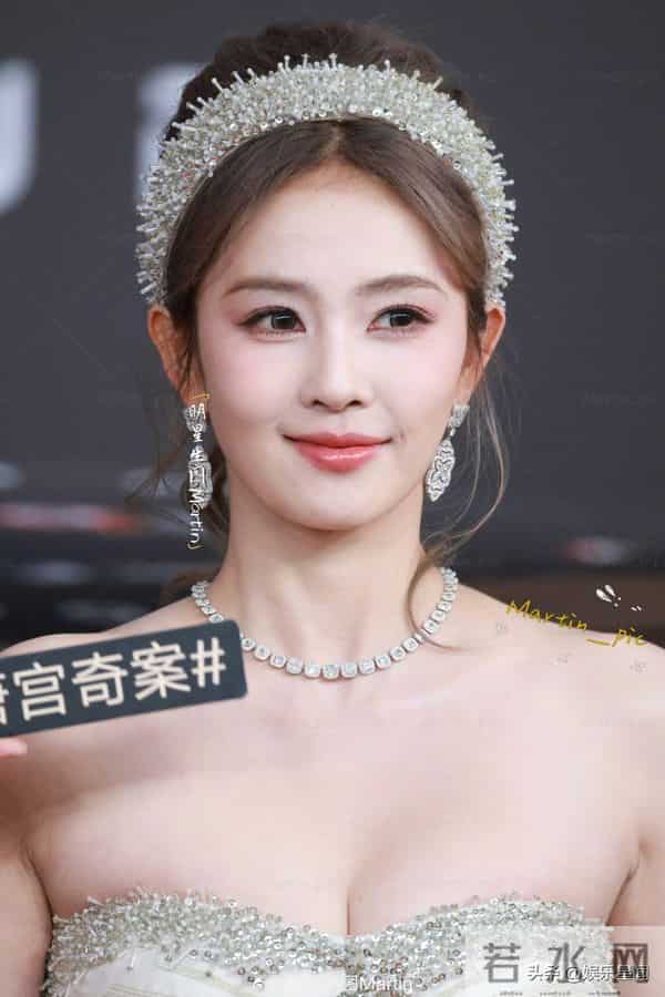 白鹿微博视界大会红毯白鹿真的牛奶皮肤好完美的身材！