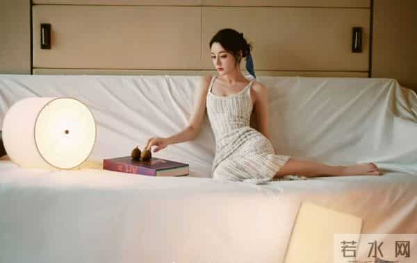 迪丽热巴光脚也太绝了！针织裙衬出纤美身材，温柔裹着慵懒的气质