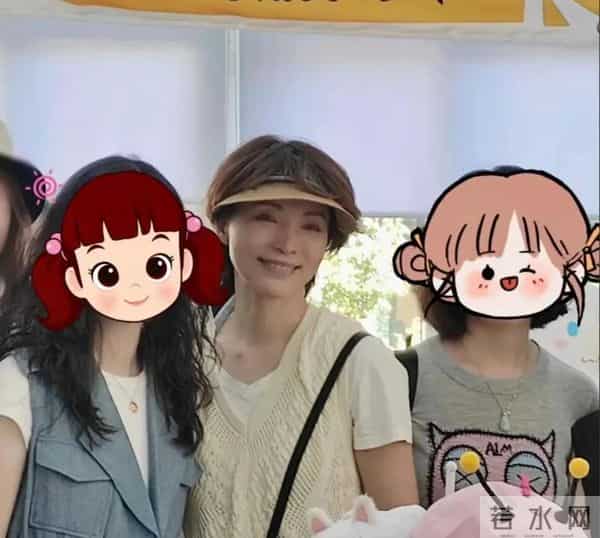 董卿与儿子现身南通，体态不错气色好，一点不像奔五的人