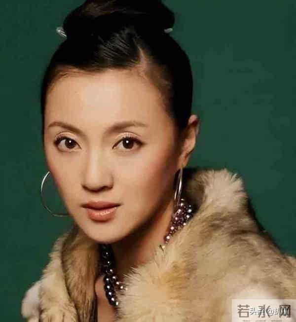 她是冯巩御用老婆，连登五年春晚后精神失常，如今50岁的她怎样了