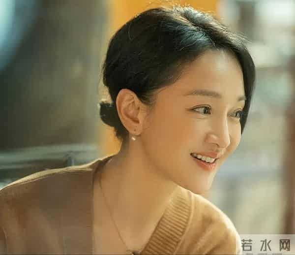 51岁周迅头发花白,一脸老态认不出,强大心态令人叹服!