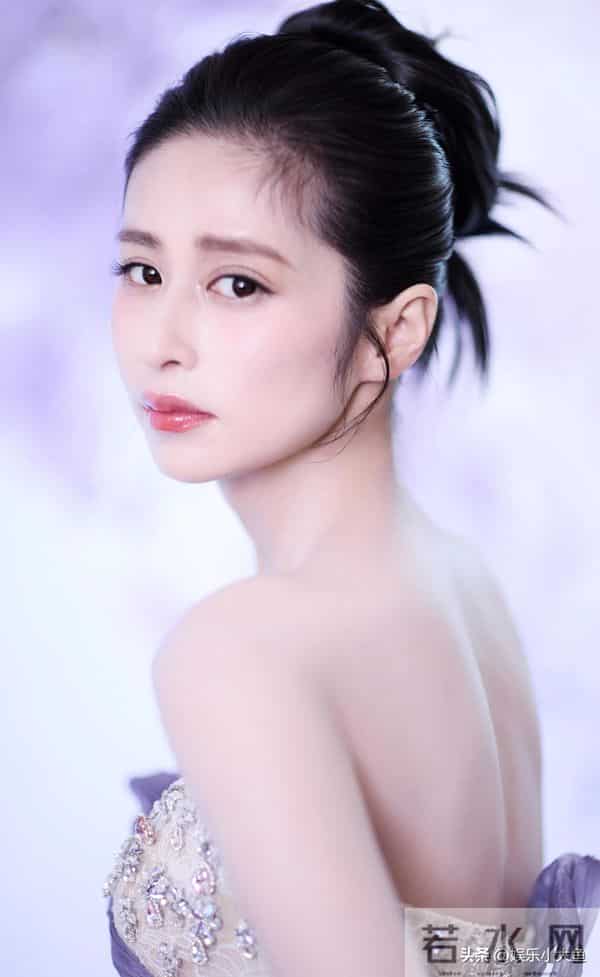 恭喜颖儿获得年度风尚演员奖，站上领奖台那一刻，整个人都在发光