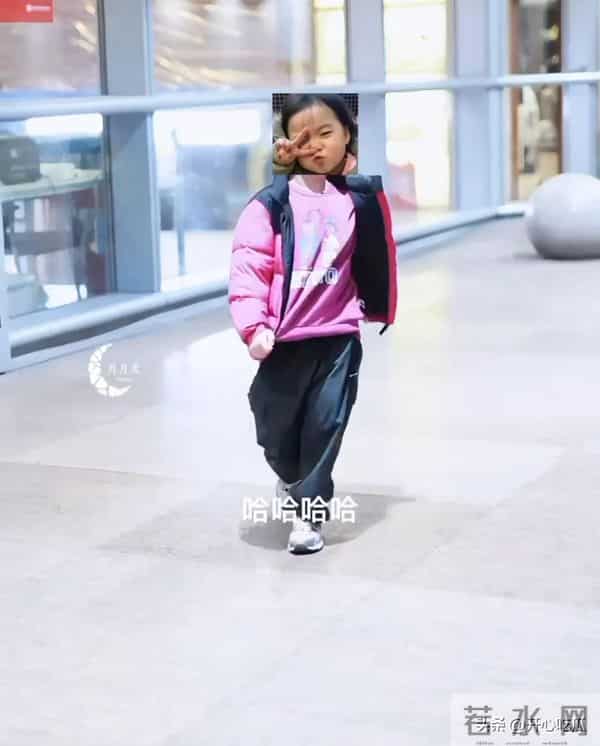 白百何带两个儿子现身！17岁大儿子长得像前夫陈羽凡，二儿子5岁