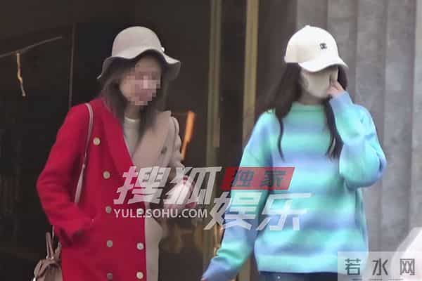 李小冉会友吃火锅 穿针织衫牛仔裤松弛感拉满