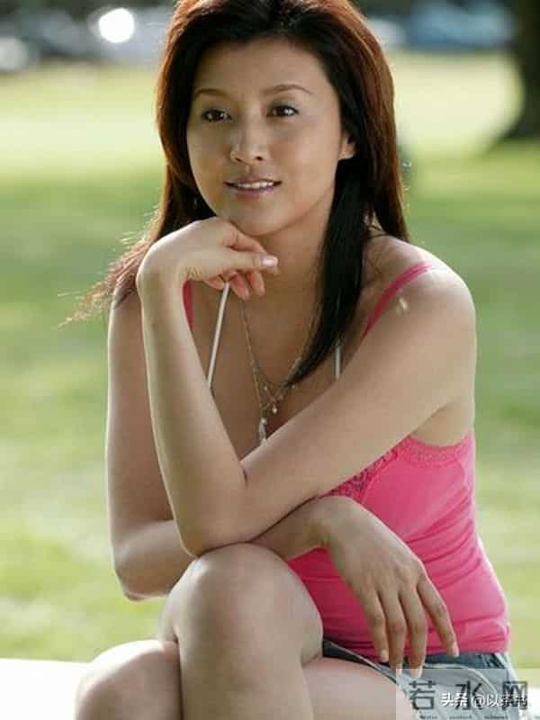 54岁藤原纪香风韵犹存很迷人，有过2段姐弟恋婚姻，无儿女成遗憾