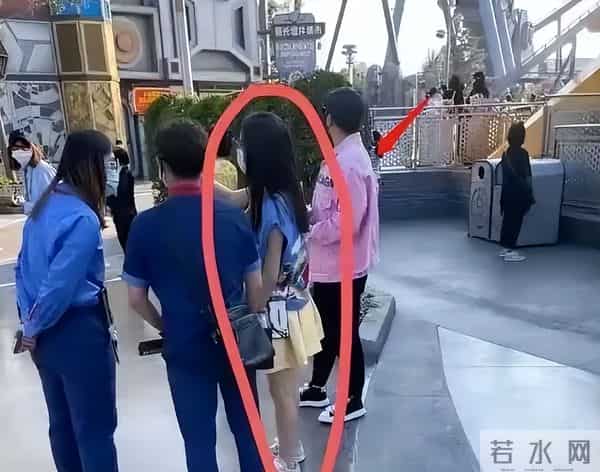 佟丽娅在深圳扫购黄金！头发稀少假发明显，满胳膊黄金手串太吸睛