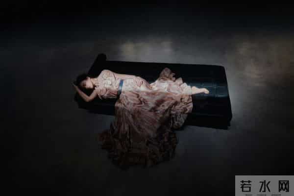 张馨予这组好有感觉!光脚陷在沙发,慵懒又好看