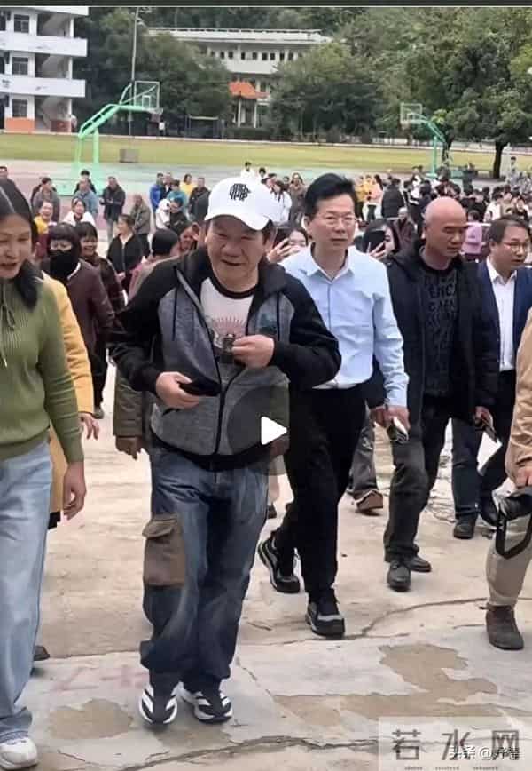 台湾歌手赵传回广西天等探亲了,看到家族大合照