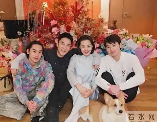 林依轮为大儿子林子濠庆生，55岁比儿子还年轻，87岁母亲已坐轮椅