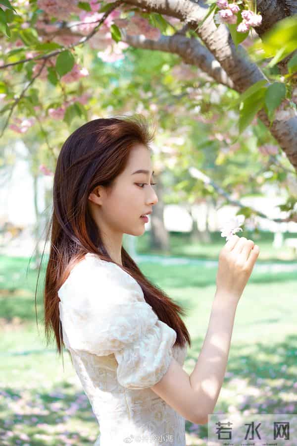 中传校花冯琳当主持人啦！不愧是最美领读员 这颜值不比明星差