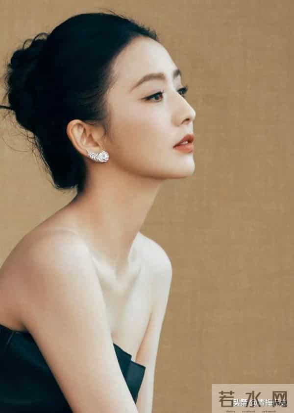 佟丽娅深圳扫购黄金!头发稀少假发明显,满胳膊黄金手串太吸睛