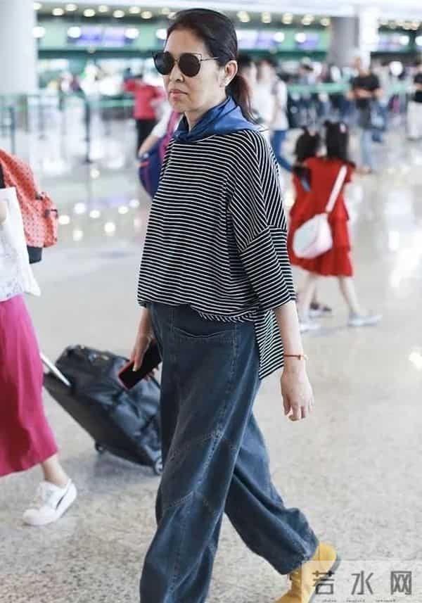 倪萍瘦身后真洋气，穿宽松毛衣+牛仔裤走机场，拿LV包包不像66岁