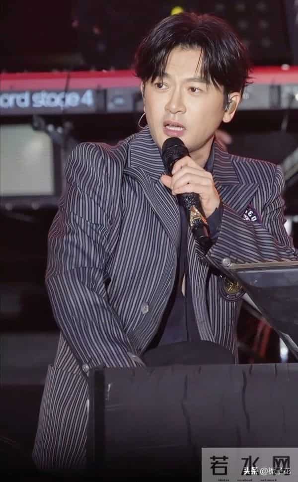 52岁苏有朋线下生图,他的脸变化了好多,下巴尖了,但看着好年轻