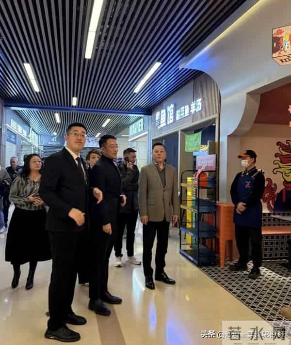 太有面！小井现身北京，汪小菲高规格接待，两人同排并坐一起用餐