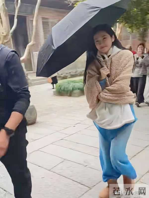 37岁景甜在安徽小镇的街头出现，她的穿衣打扮朴素，皮肤好白皙。