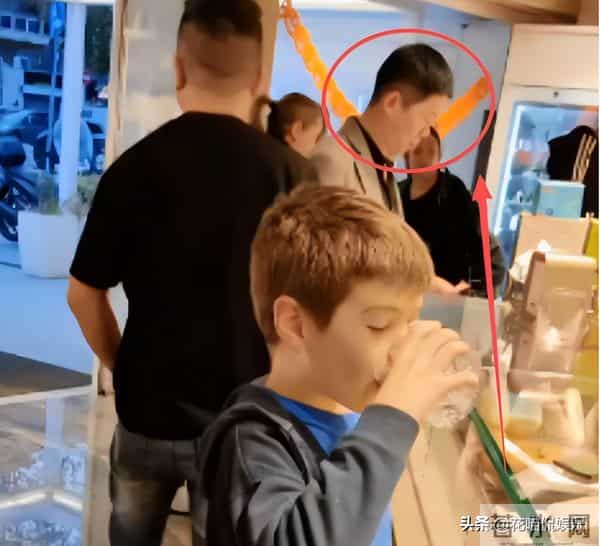 老麦跟朋友吃早点，担忧家里人，神色不是很好，大哈群聊记录曝光