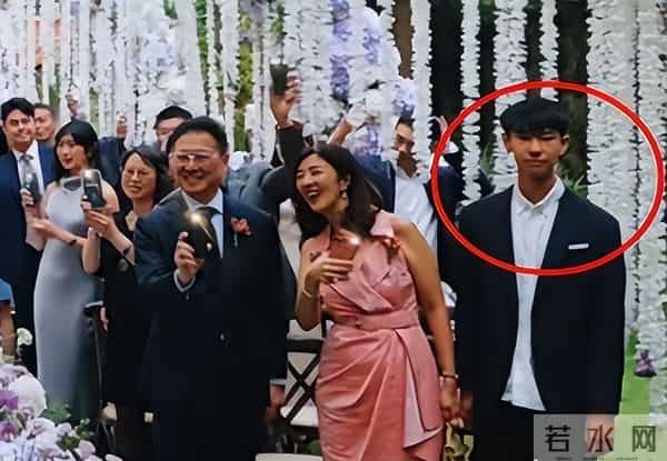 李嘉欣姐姐在上海参加继子婚礼,被敬茶笑不拢嘴,15岁儿子罕露脸