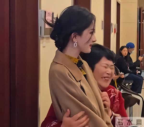 尴尬！房主任抱杨幂引争议，被吐槽没有边界感，杨幂嫌弃写在脸上