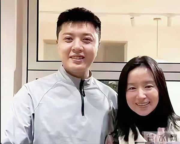 44岁董洁和男友大连聚餐时被人偶遇 可是纯素颜，那模样简直美翻了