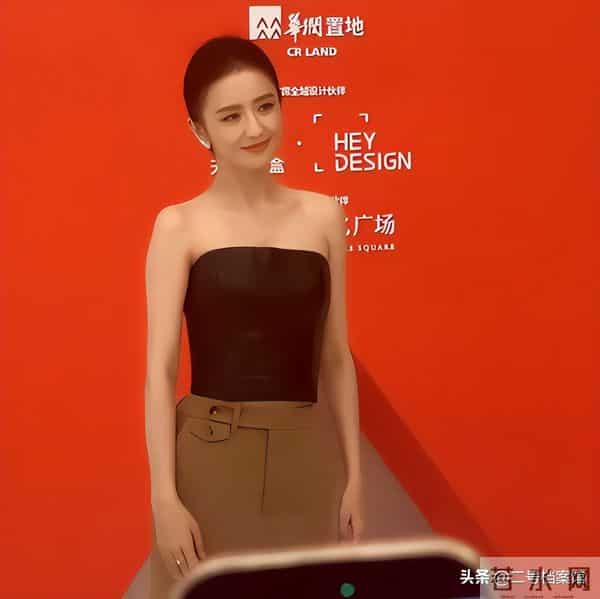 佟丽娅疯狂扫购黄金！头发稀疏排骨胸明显，满胳膊黄金手串太吸睛