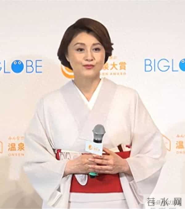 54岁藤原纪香风韵犹存很迷人，有过2段姐弟恋婚姻，无儿女成遗憾