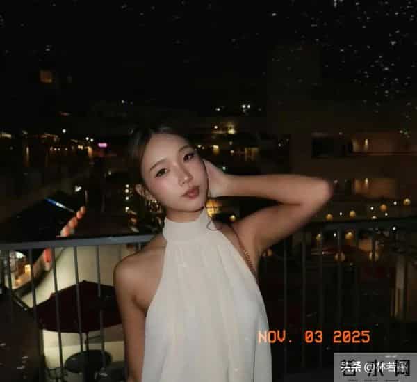 小S大女儿Elly晒自拍照,穿抹胸短裙,身材火辣,网友:像小S