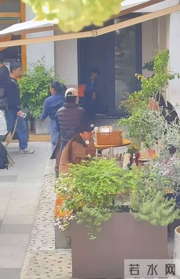 杨颖和闺蜜街头吃饭被偶遇，嗦手指太可爱了！淡圈后身家仍不菲！